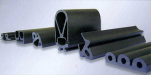 Sellos de goma negros de varias formas, dispuestos sobre un fondo de color claro.