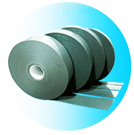 Carretes de cinta gris oscuro, parcialmente desenrollados, descansan sobre un fondo azul claro.