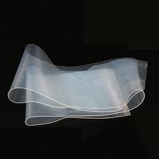 Cinta blanca transparente, doblada y colocada sobre un fondo negro.