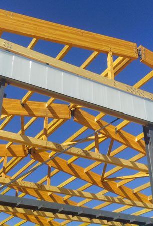 Charpentes en bois en cours de construction sur fond de ciel bleu dégagé