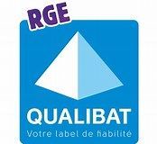Logo QUALIBAT sur fond bleu, avec une icône de toit géométrique blanche et le texte « RGE » en violet