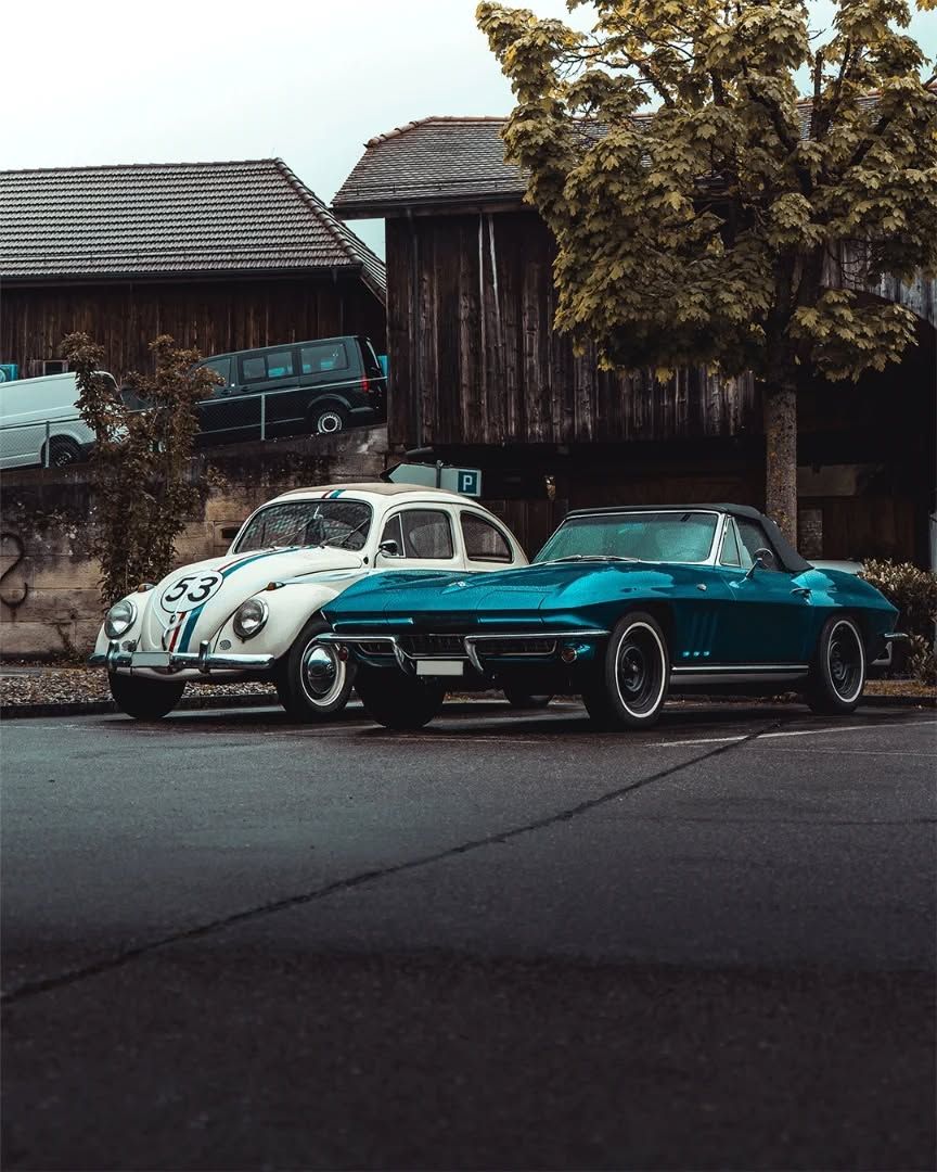 Zwei Oldtimer. Foto von der Autoweibel AG