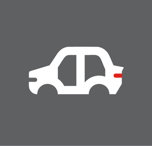 Ein weißes Auto mit einem roten Rücklicht auf grauem Hintergrund.