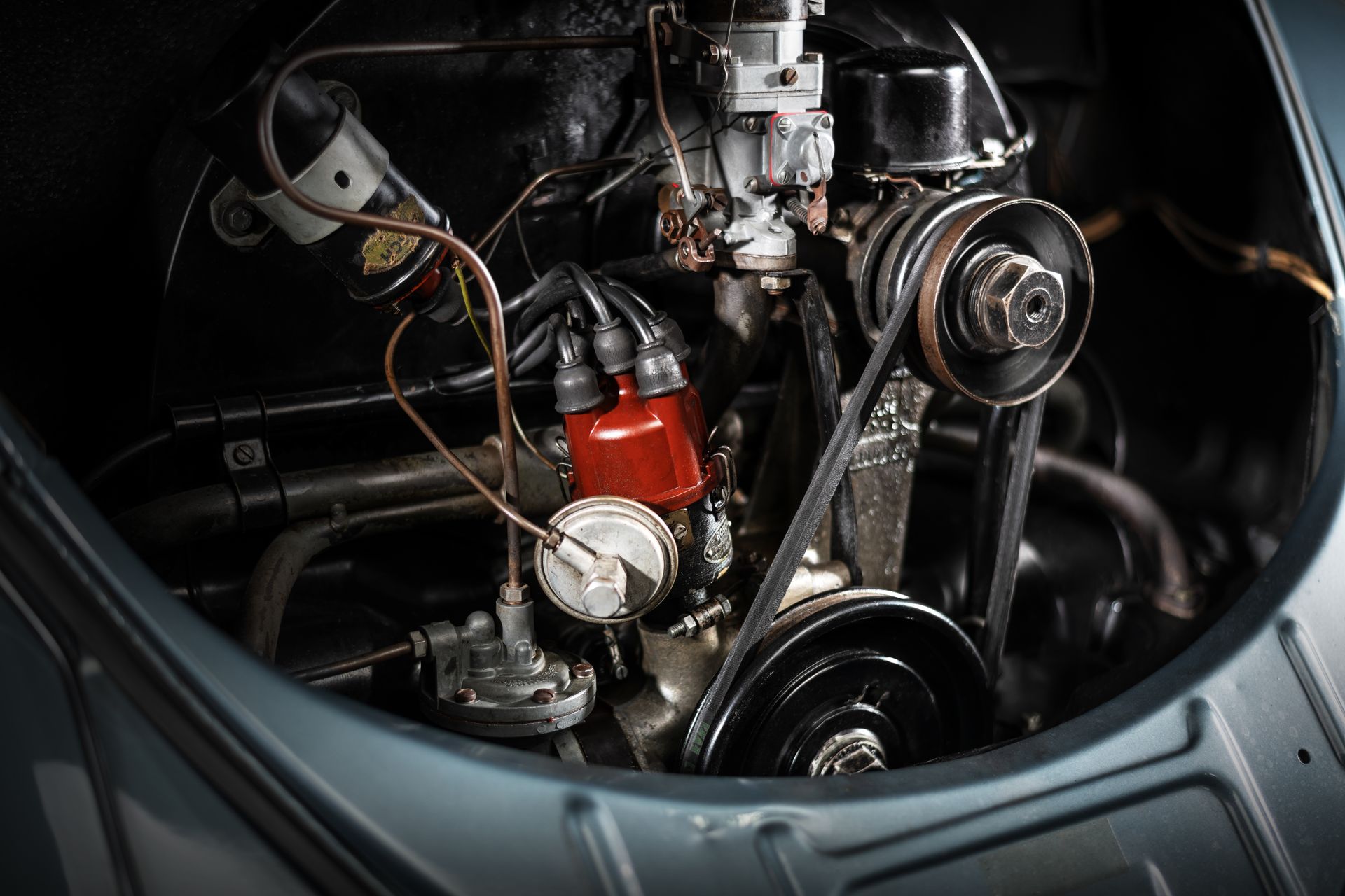 Eine Nahaufnahme eines Automotors mit geöffneter Motorhaube