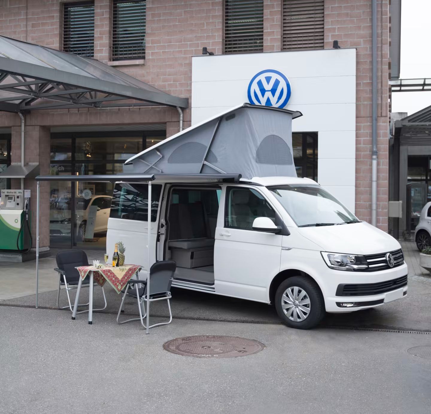 Ein Volkswagen Transporter steht vor einem Gebäude