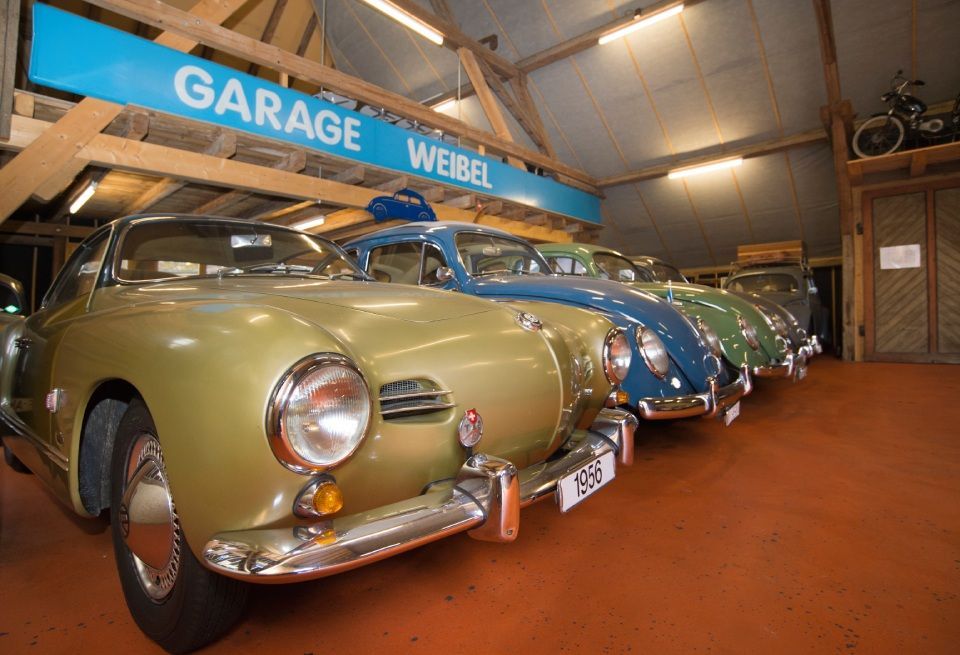 Oldtimer-Modelle in der Garage von der Autoweibel AG