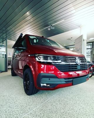 Ein rotes Fahrzeug in der Garage von der Autoweibel AG