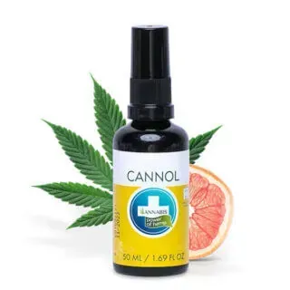Botella de spray de aceite de cannabis Cannol con hoja de cannabis y rodaja de pomelo.