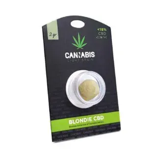 Paquete de producto de cannabis con un pequeño frasco de concentrado de CBD Blondie. Etiqueta negra y verde.