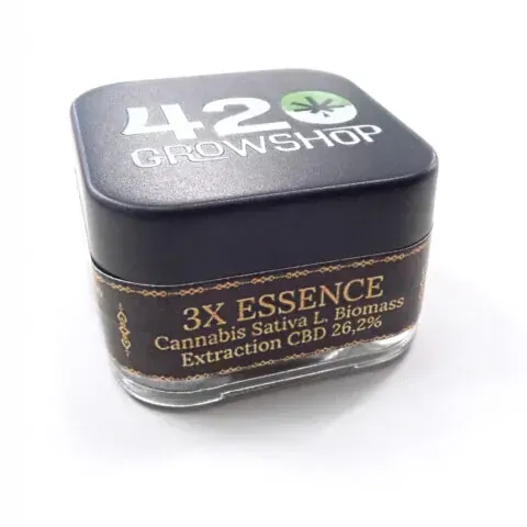 Cubo de sustancia marrón sobre un fondo blanco.