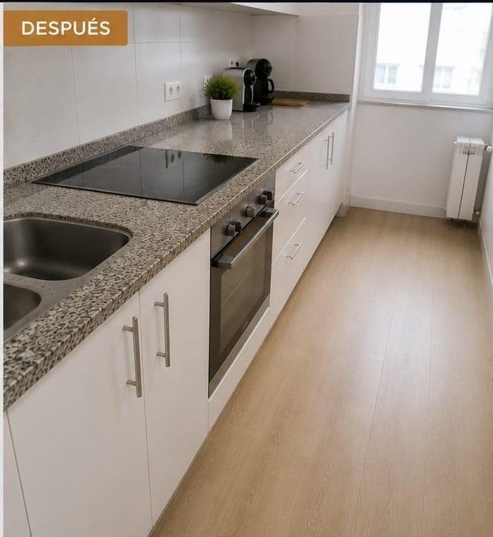 Cocina moderna blanca con encimera moteada, cocina empotrada, fregadero y suelo de madera clara