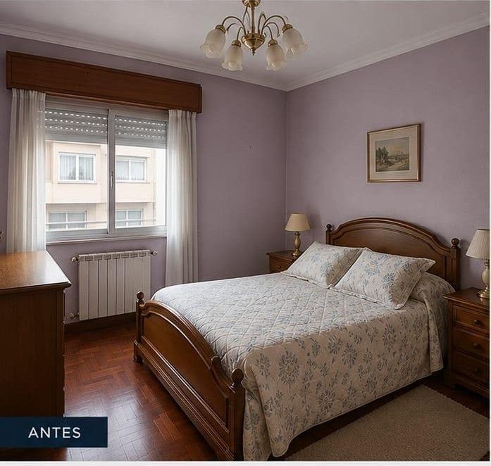 Dormitorio pequeño con paredes color lavanda, cama de madera, ventana, radiador y lámpara de techo.