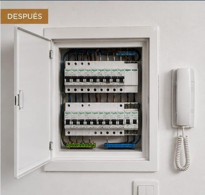 Cuadro eléctrico abierto con filas de interruptores,