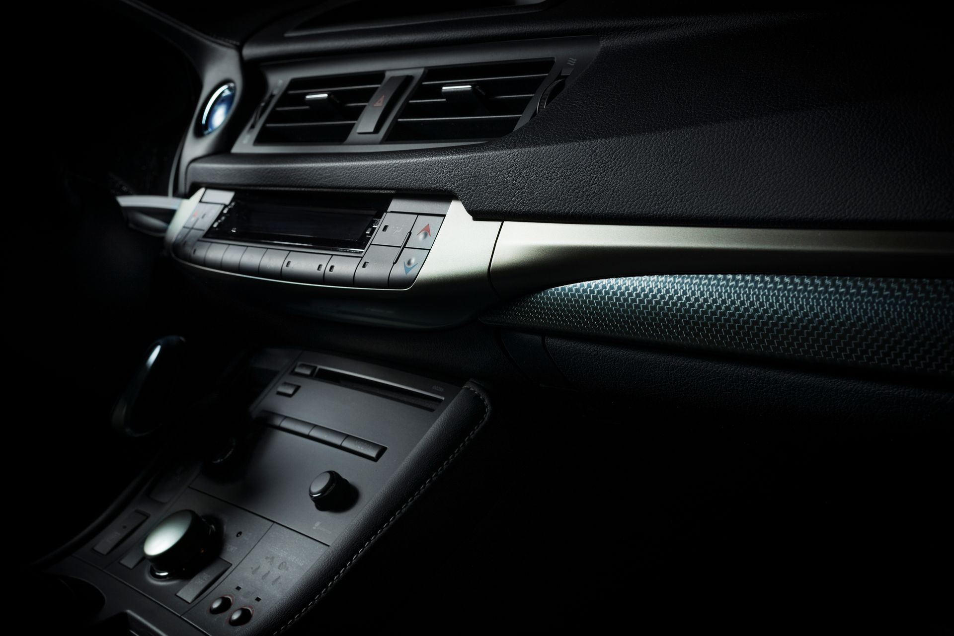 Gros plan sur le tableau de bord et la console centrale d'une voiture sombre