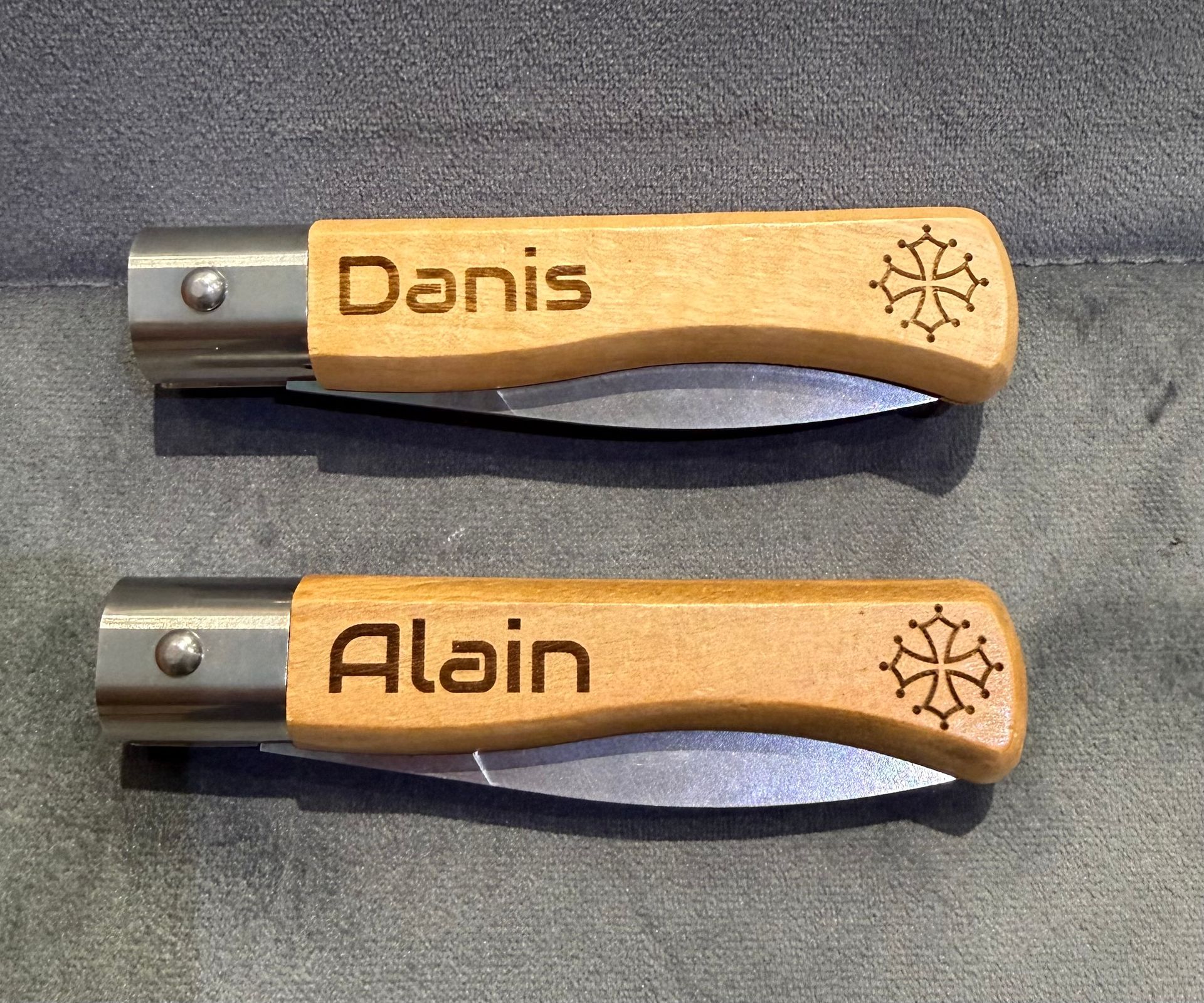 Deux couteaux pliants, gravés Danis et Alain sur le manche en bois.