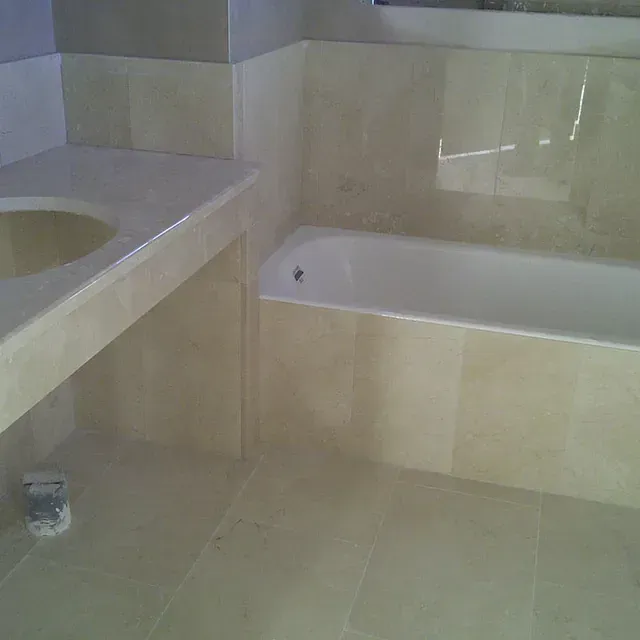 Un baño con lavabo y bañera.