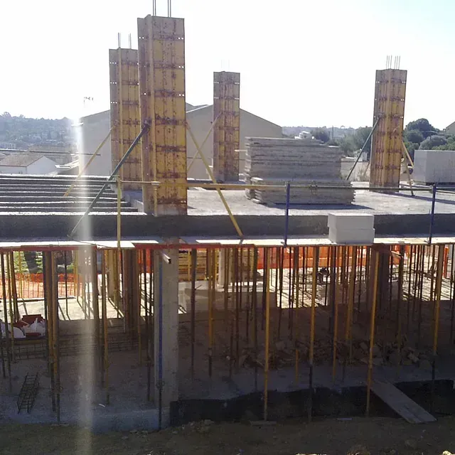 Una obra en construcción con muchos andamios y pilares