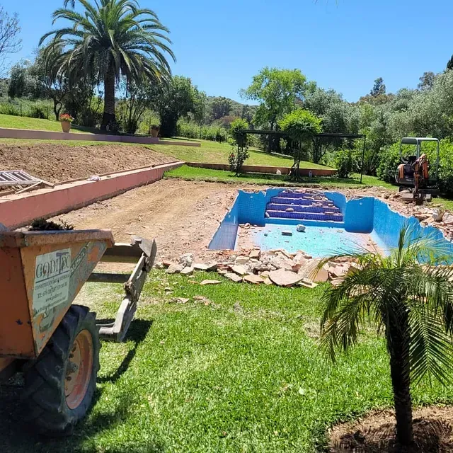 Un contenedor de basura con un cartel que dice 'mcd'
