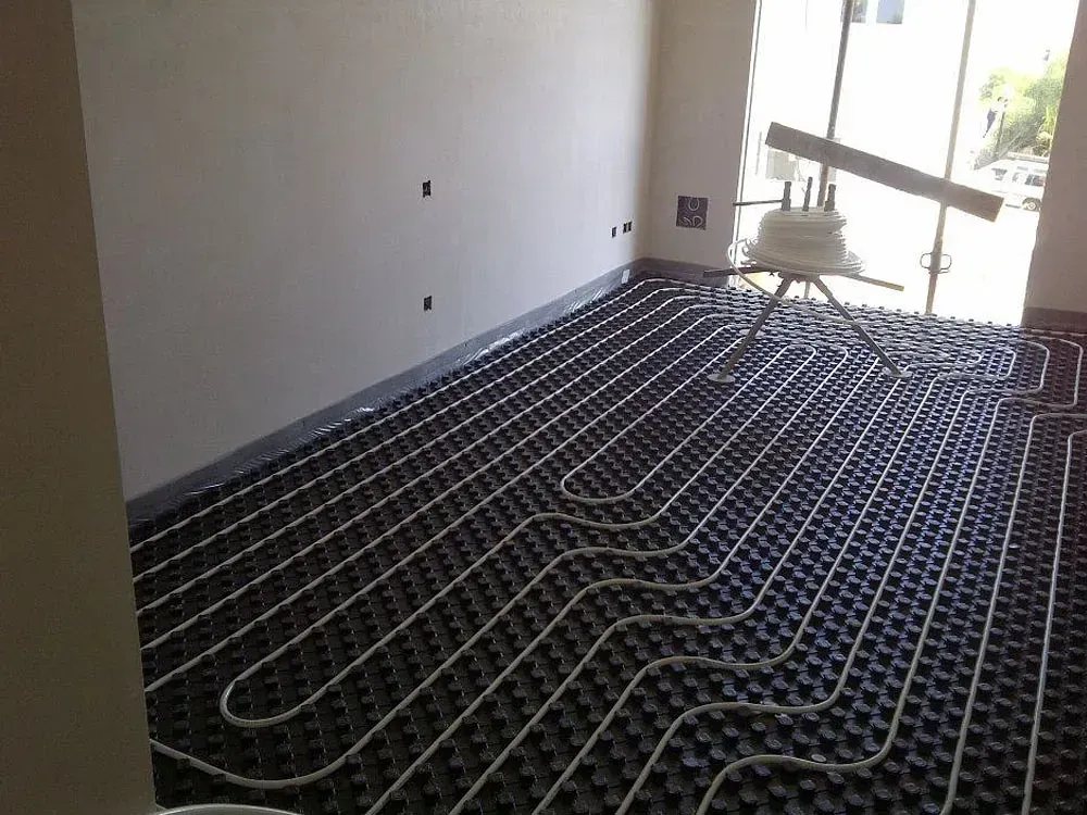 Una habitación con muchas tuberías en el suelo
