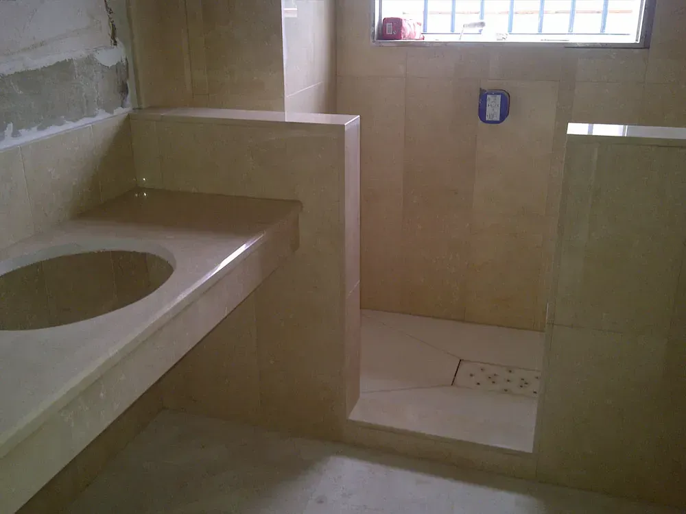 Un baño con lavabo y ducha a ras de suelo.