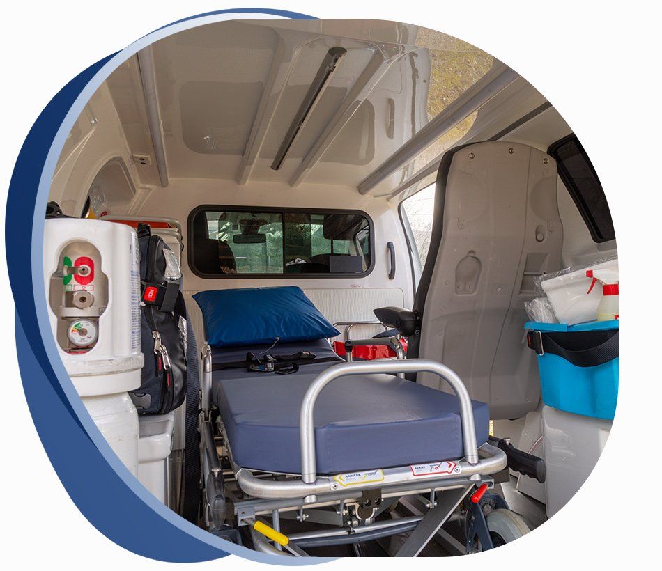 Vue de l'intérieur d'une ambulance aménagée pour le transport d'un patient