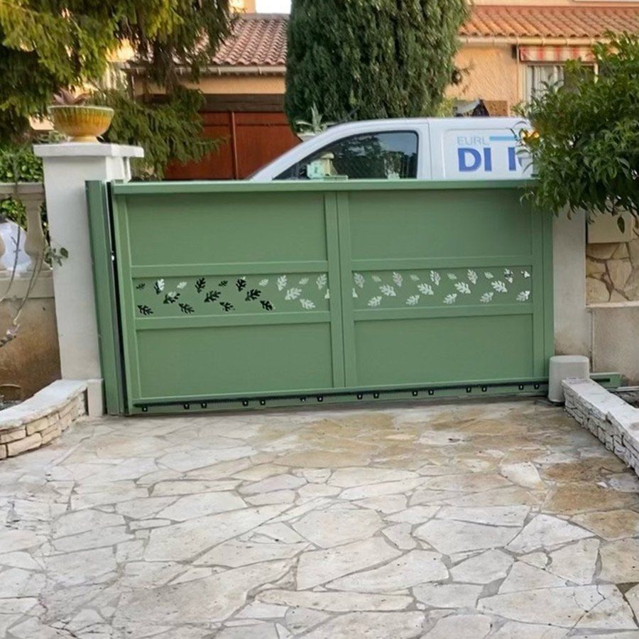 Portail vert coulissant