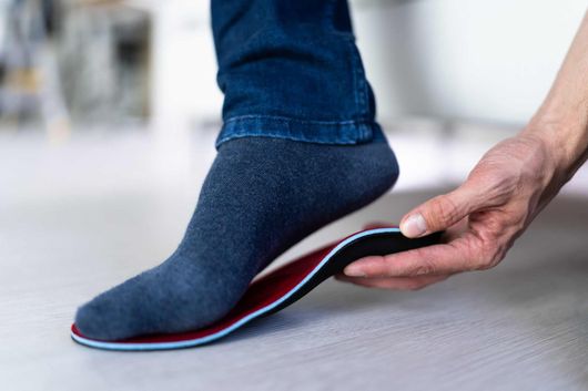 Una persona se está pintando las uñas de los pies con un artista de uñas.