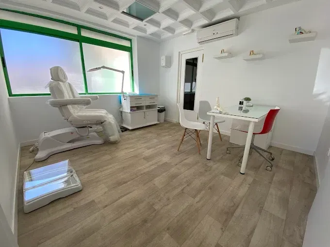 Una habitación con una silla, una mesa y sillas en ella.