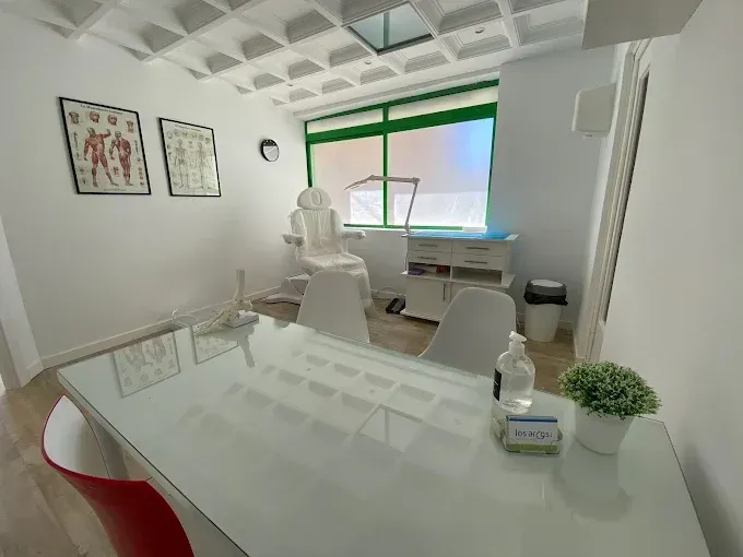 Una habitación con una mesa y sillas y una ventana.