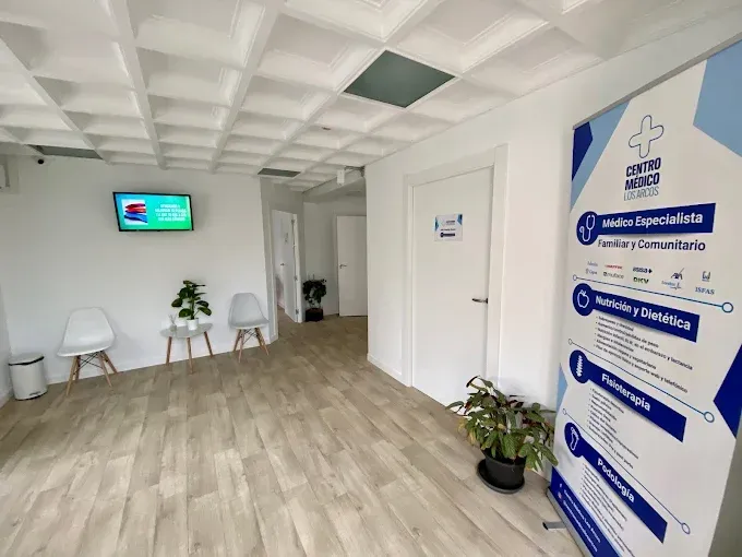 Una sala de espera con un cartel que dice centro médico