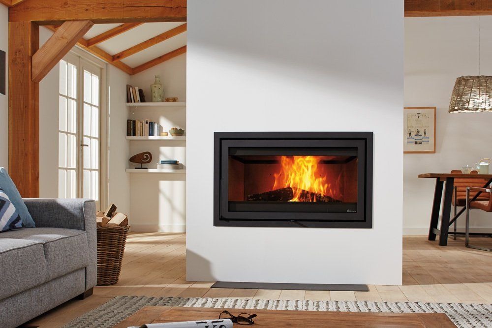 Exemple d'un chauffage au bois avec un insert en acier dans une maison