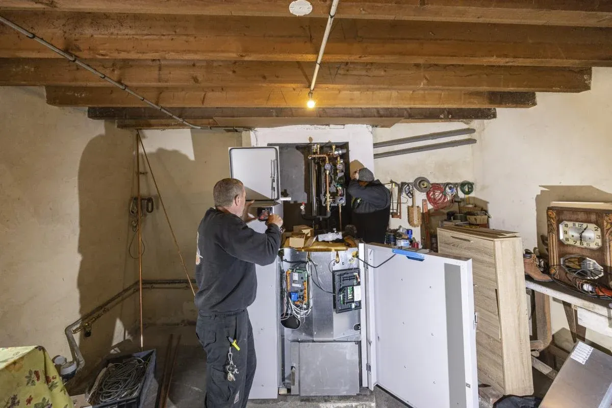 Pose d'une chaudière à granulés par un chauffagiste dans une maison à Caen