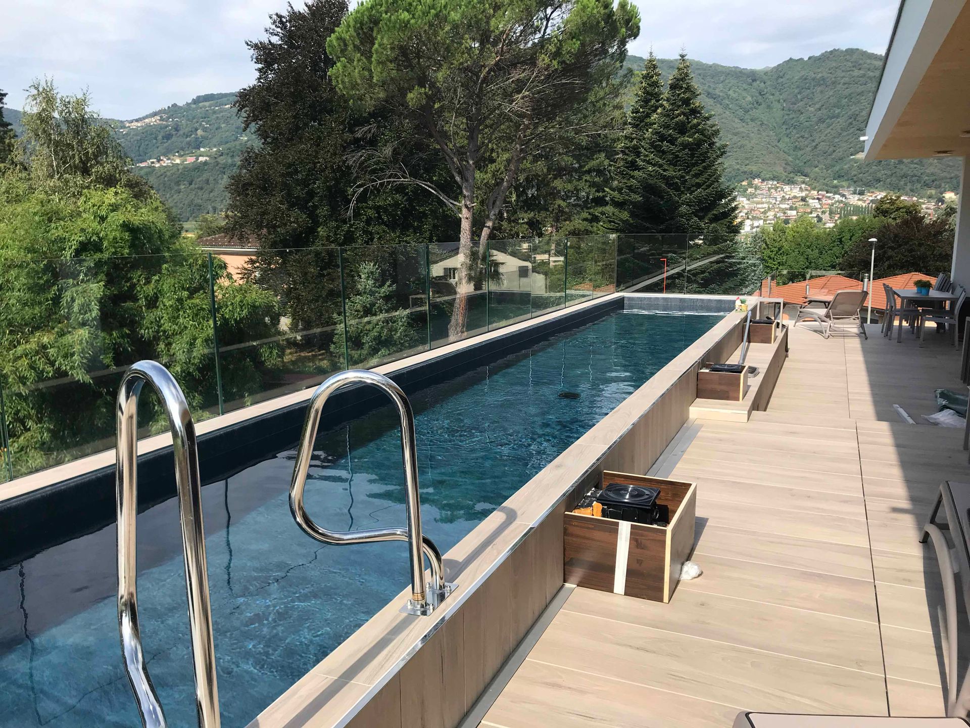 Piscina esterna - Paviline Piastrelle