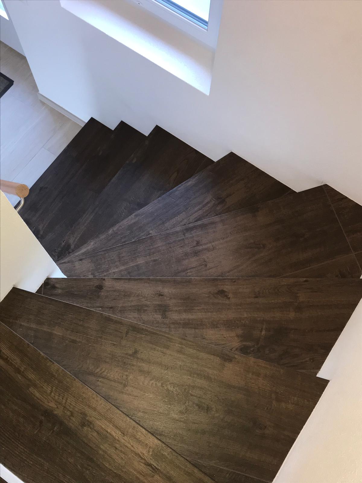 Pavimento scuro scale - Paviline Piastrelle