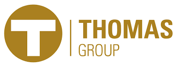 Logotipo de Thomas Group: una "T" blanca dentro de un círculo dorado, con "THOMAS GROUP" a la derecha.