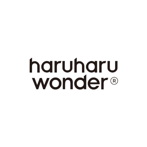 Logotipo de Haruharu Wonder en texto negro sobre fondo blanco