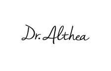 Logotipo con texto en letra cursiva negra que dice “Dra. Althea” sobre fondo blanco.