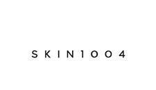 Logotipo negro “SKIN1004” sobre fondo blanco.