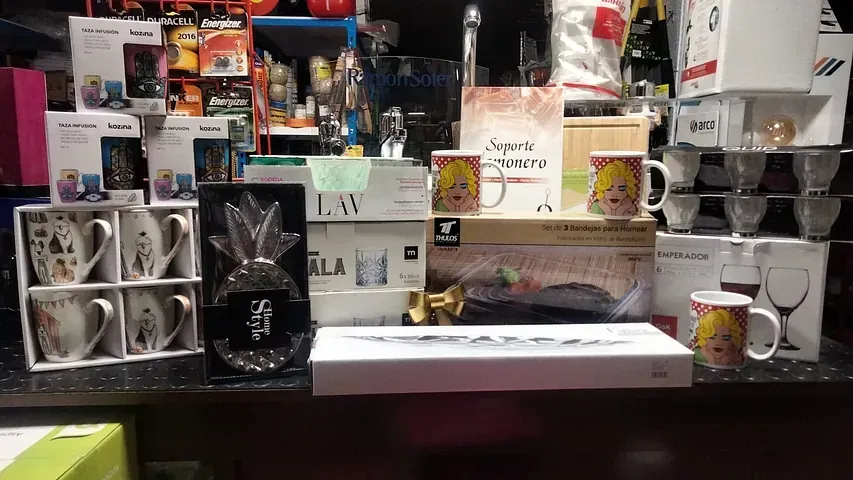 Un estante lleno de muchos vasos y tazas.