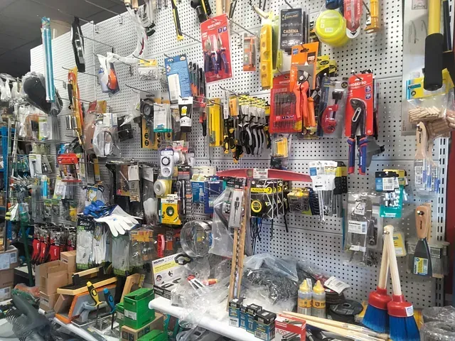 Un montón de herramientas están colgadas en la pared de una tienda.