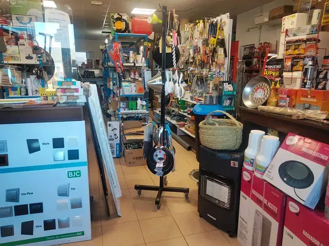 Una tienda llena de muchos artículos, incluidas cajas.