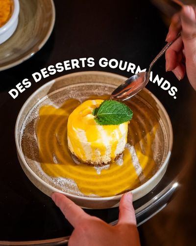 Dressage à la main d’un dessert jaune dans un bol gris