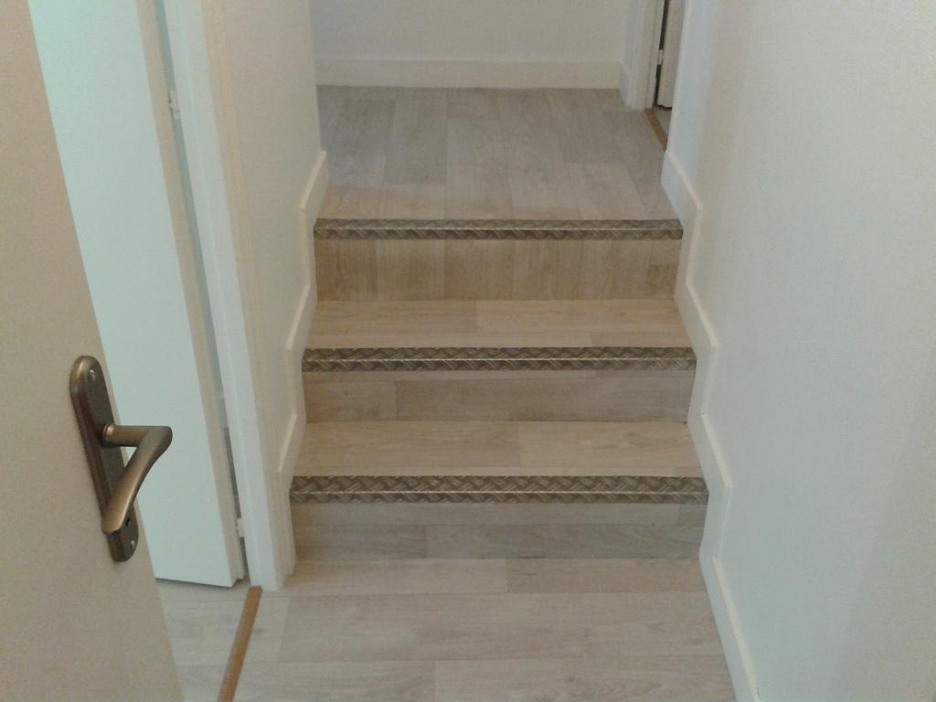 aménagement d'escalier avec barre antidérapante