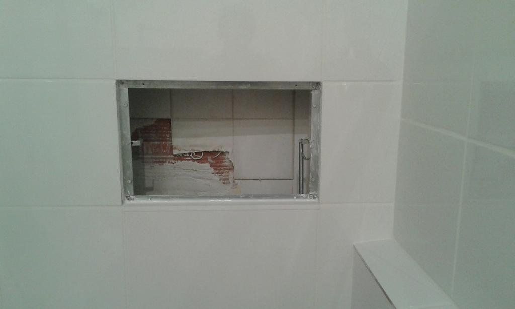 pose de faïence grande trappe de visite  03