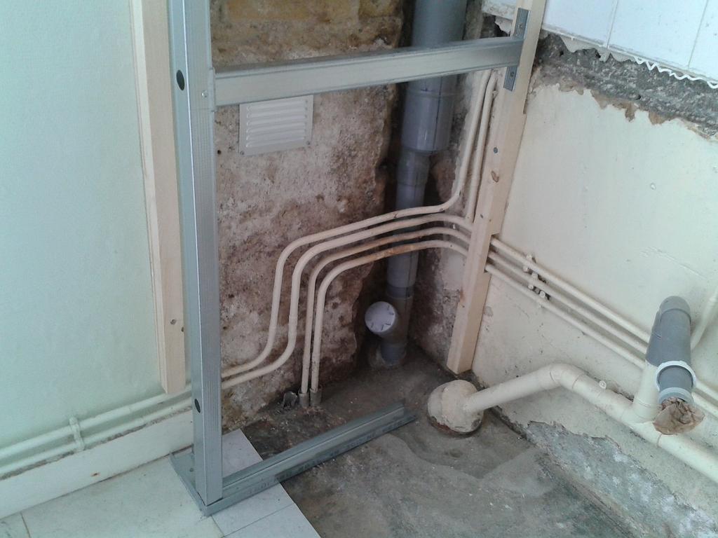 Réparation de canalisations et création d'un coffre démontable pour vi