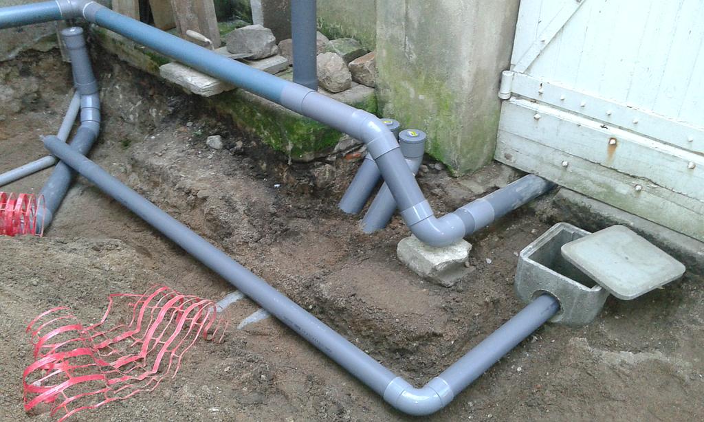 création cour pavée canalisation PVC sous dalle 01