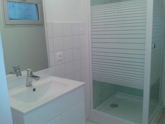 rénovation de pièce d'eau avec cabine de douche et lavabo