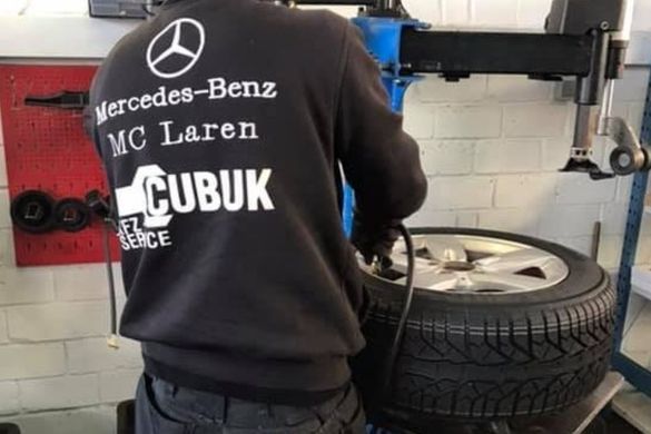 Mitarbeiter von KFZ-Service-Waltrop bereitet Reifen für den Reifenwechsel vor
