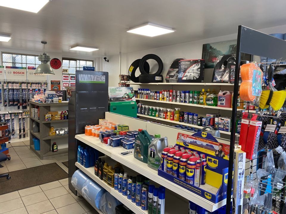 Regale mit Autozubehör und Pflegemitteln bei KFZ-Service-Waltrop