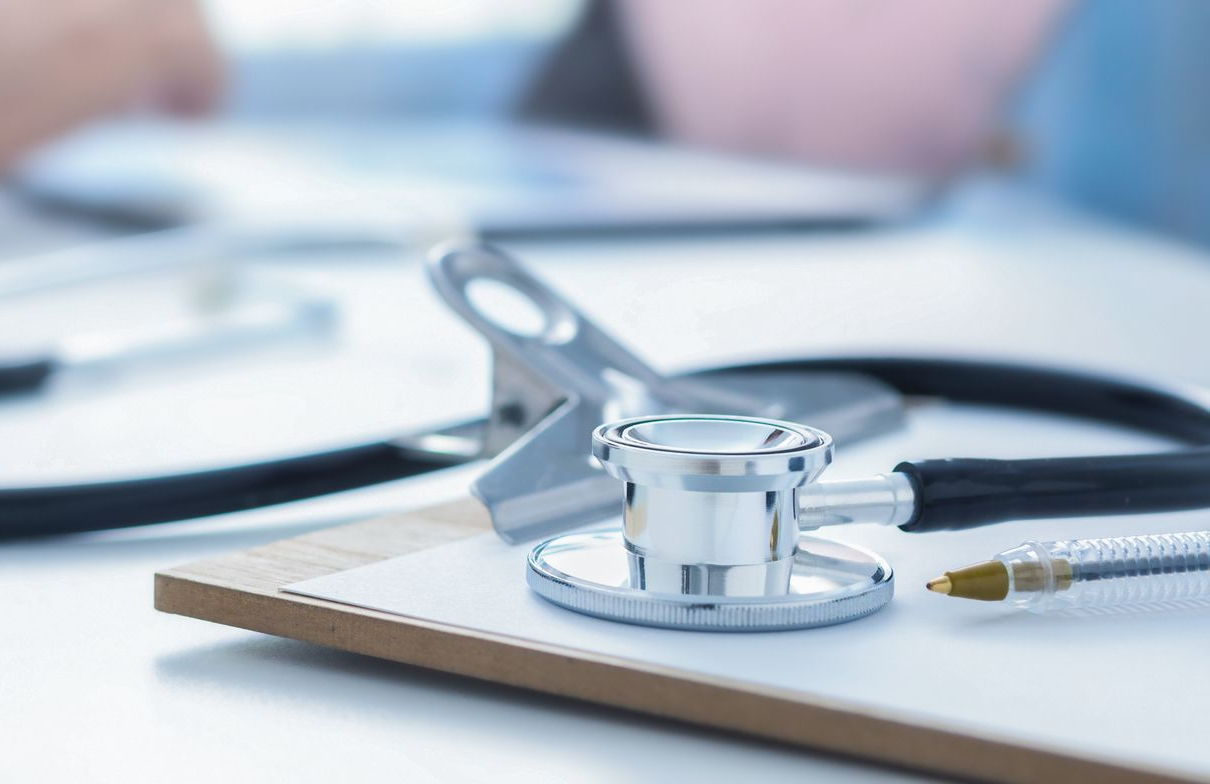 Stéthoscope posé sur un bloc-notes avec un stylo ; milieu médical.